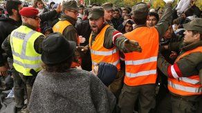 Migrantes forcejean con policías en frontera de Eslovenia