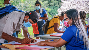 @Ifarhu Padres de familia cobrando las becas de sus acudidos. @Ifarhu Padres de familia cobrando las becas de sus acudidos.