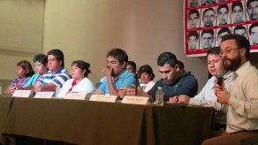 Padres dicen que fiscalía pretende cerrar caso Iguala sin llegar a la verdad