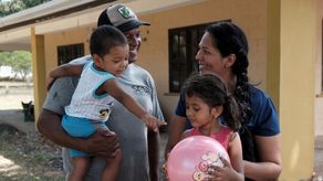 Familia venezolana busca rehacer su vida luego de solicitar la condición de refugiado en Panamá.