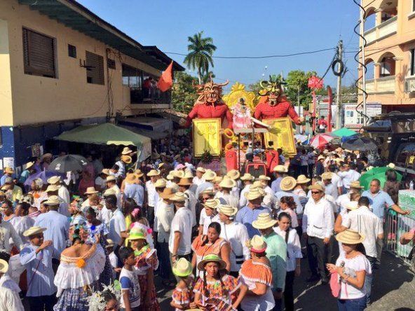 Miles de panameños disfrutan majestuoso Desfile de las Mil Polleras