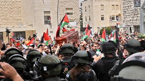 Según la Media Luna Roja palestina, 33 personas resultaron heridas durante las exequias.