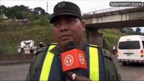 Camión concretero cae de puente a la Autopista en Colón