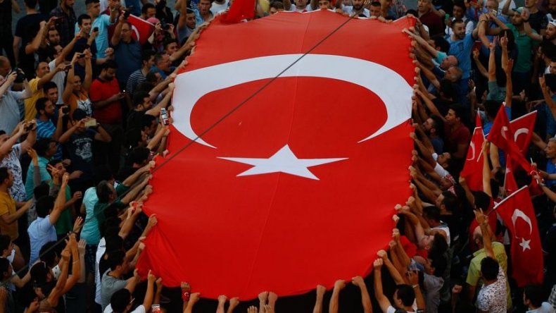 Turquía arresta 100 jueces, 60 militares por lazos con golpe