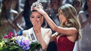 La francesa Iris Mittenaere (ganadora del Miss Universo en enero de 2017), coronó a su sucesora Demi-Leigh Nel-Peters, de Sudáfrica en noviembre del mismo año.