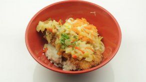 Pescado empanizado con rice and beans y ensalada de repollo - Grupo Naranja