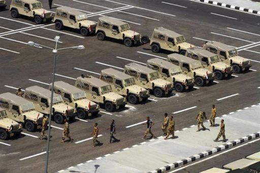 Ejército egipcio despliega tanques para controlar choques