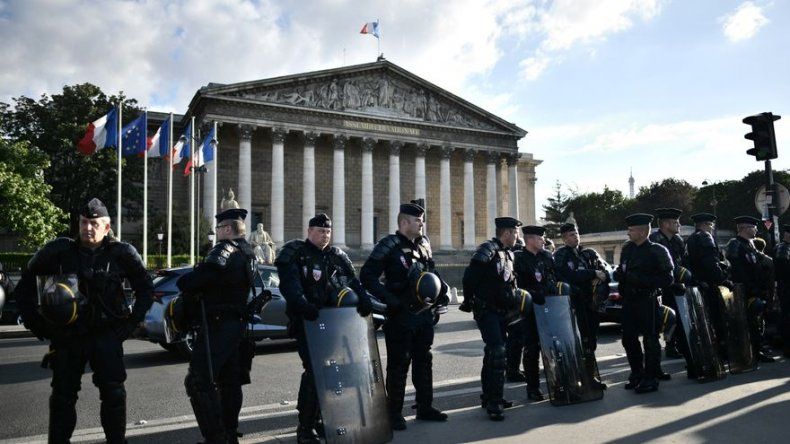 Francia aprueba prolongación de seis meses del estado de emergencia