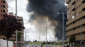 Vuelven los evacuados por incendio de vertedero en España