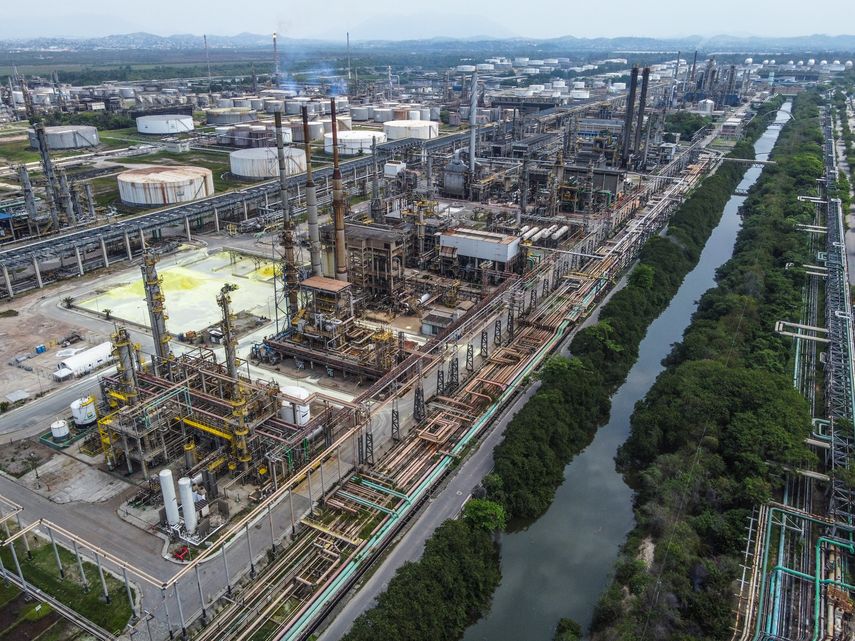 Fotografía aérea tomada con un dron que muestra la refinería de Petrobras en Duque de Caxias.