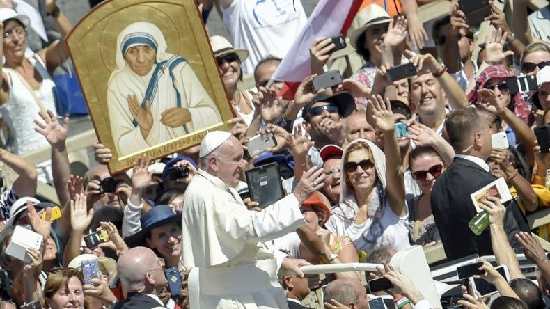 El papa agradeció a fieles y delegaciones su asistencia a la canonización