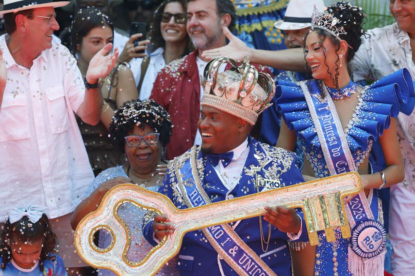 Río de Janeiro inaugura su famoso CarnavaL 2026 con la entrega de llaves al Rey Momo.