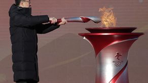 La antorcha recorrerá las tres zonas olímpicas, empezando por el centro de Beijing, antes de dirigirse al distrito de Yanqing y finalmente a Zhangjiakou, en la vecina provincia de Hebei.