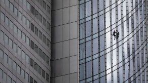 “Hombre Araña francés” escala rascacielos en Alemania