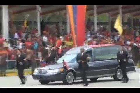 Chavismo se deshace en lágrimas en último paseo fúnebre de Chávez