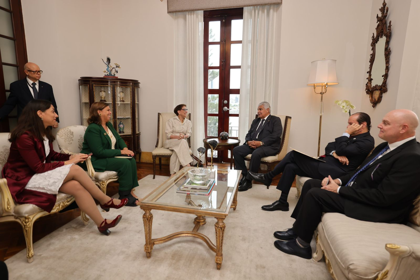 José Raúl Mulino junto con miembros de la ONU