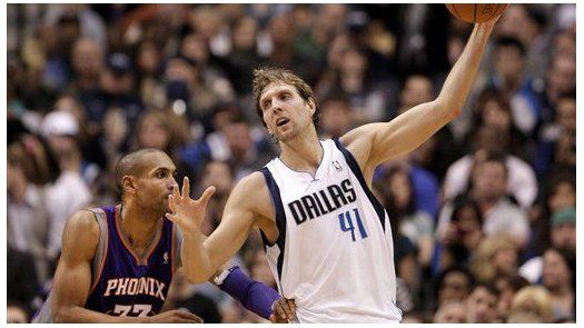 Nowitzki encabeza a Dallas en su juego 1.000; caen Knicks
