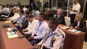 Candidatos presidenciales se reúnen con observadores internacionales