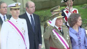 Rey de España preside desfile antes de abdicar