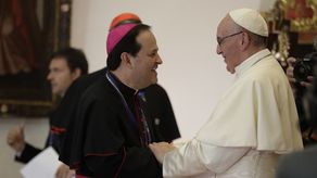 Al monseñor Ricardo Tobón, Arzobispo de Medellín, que aparece en esta foto, le