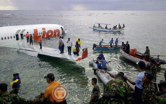 Avión cae al mar en Bali
