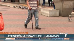 Los médicos atienden a los pacientes a través de la telemedicina.