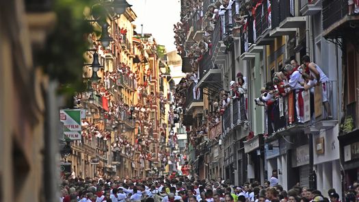 El hospital de Pamplona dijo que cinco personas habían sido trasladadas para recibir tratamiento.