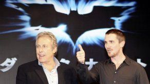 Intérprete de Batman elude tema oscuro en Tokio