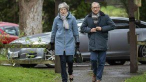 Políticos pro-Brexit advierten a May