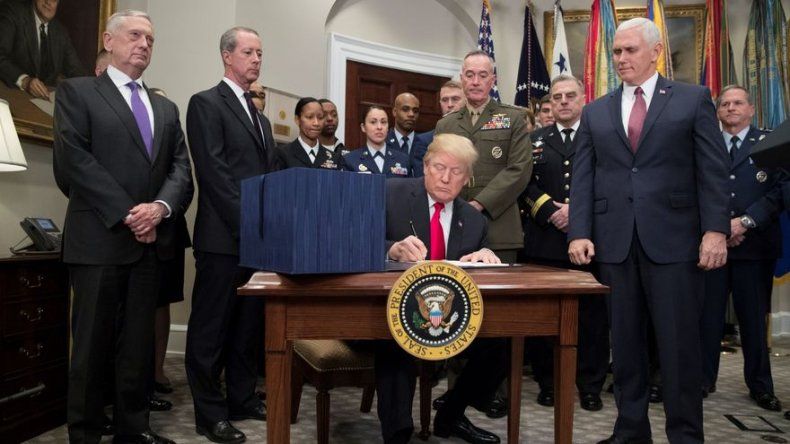 Trump firma presupuesto militar 2018 con más fondos para Afganistán y Siria