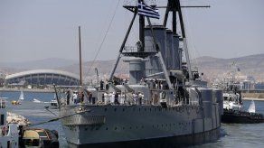 Antiguo buque de guerra regresa a Atenas tras restauración