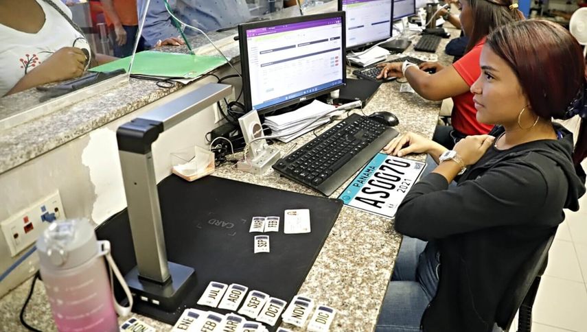 Entrega de calcomanías y placas en la Alcaldía de Panamá