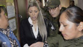 Expareja de Morales presenta el certificado de nacimiento del hijo de ambos