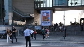 Más de un centenar de personas corrió hacia el exterior del centro comercial cuando se escucharon los primeros disparos, según testigos citados por los medios daneses.
