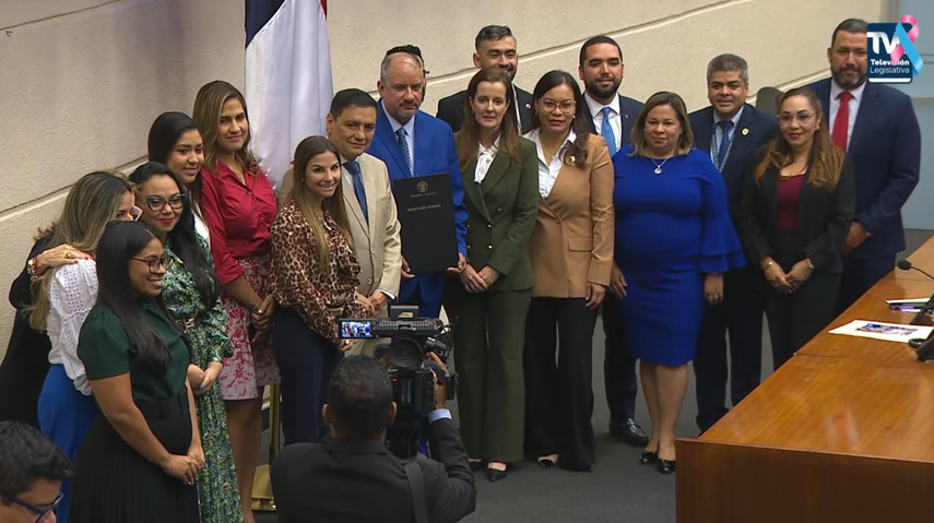 Asamblea Nacional aprueba en tercer debate la Ley que regula el acogimiento de niños y adolescentes.