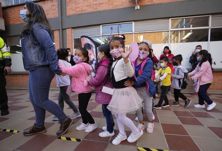 Estudiantes de Colombia vuelven a educación 100% presencial