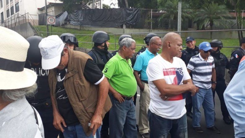 Jubilados cierran avenida de los Mártires exigiendo aumento