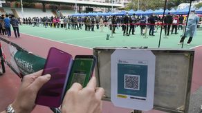 Los negocios colocaron un código QR a la entrada para que los clientes lo escaneen con sus celulares.