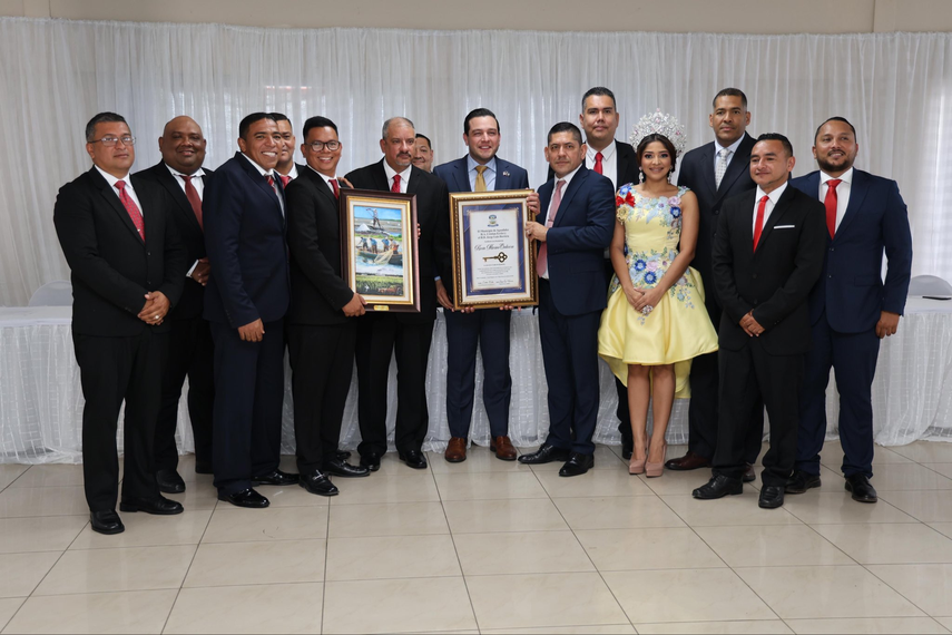 Embajador de EE. UU. Kevin Cabrera recibe la llave de la ciudad en Aguadulce.