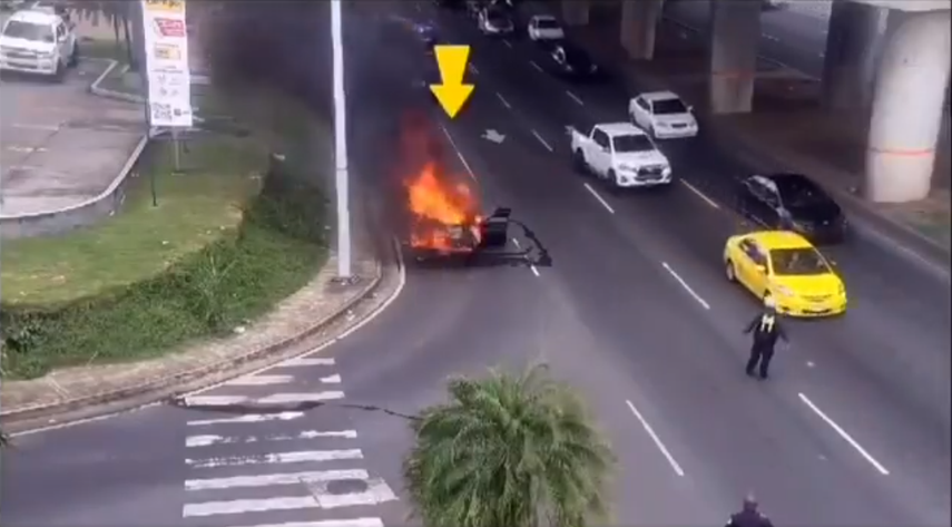 ¡Increíble! Auto se incendia en la entrada de Villa Lucre