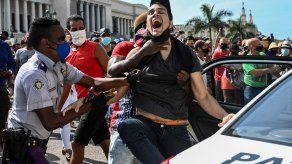 El 11 y 12 de julio miles de personas salieron a las calles en Cuba reclamando tener hambre y pidiendo el fin de la dictadura, en medio de la peor crisis económica en décadas y de una ola de contagios y muertes por covid-19.