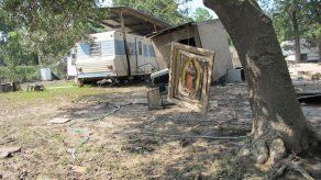 Residentes comprueban la devastación causada por Harvey