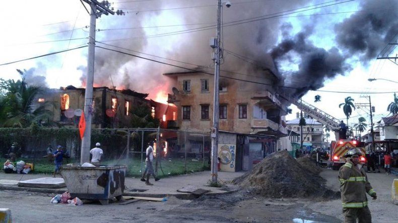 Más de 60 personas afectadas por el incendio en dos caserones en la ciudad de Colón