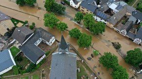 Los vecinos de las regiones de Alemania más castigadas, como Bélgica, Holanda y Luxemburgo, los servicios de rescate continúan buscando a decenas de desaparecidos.