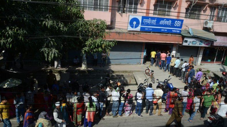 Contratar a alguien para hacer cola en el banco ya es posible en India
