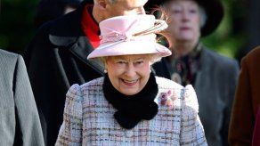 La reina Isabel II busca piloto de helicóptero