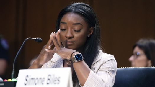 “Culpo a Larry Nassar y también culpo a todo un sistema que permitió y perpetró su abuso”, dijo Biles entre lágrimas.
