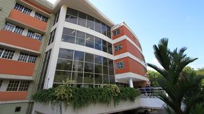 La universidad le recomienda a los aspirantes al momento de llegar a su sede de inscripción portar su mascarilla o cubrebocas e identificación personal con foto reciente-