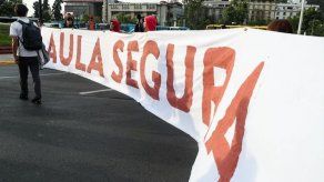 Grupo estudiantes chilenos se enfrenta a Policía por nuevo proyecto de ley