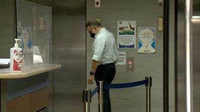 El abogado Alfredo Vallarino, representante de un grupo de personas que supuestamente se vacunó contra covid-19 con Pfizer, en la Fiscalía Anticorrupción.